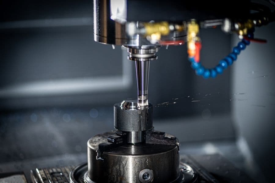 Máquina CNC multi-eje en operación